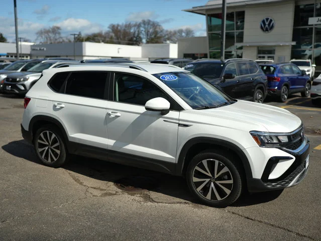 Used 2022 White Volkswagen SE image 9