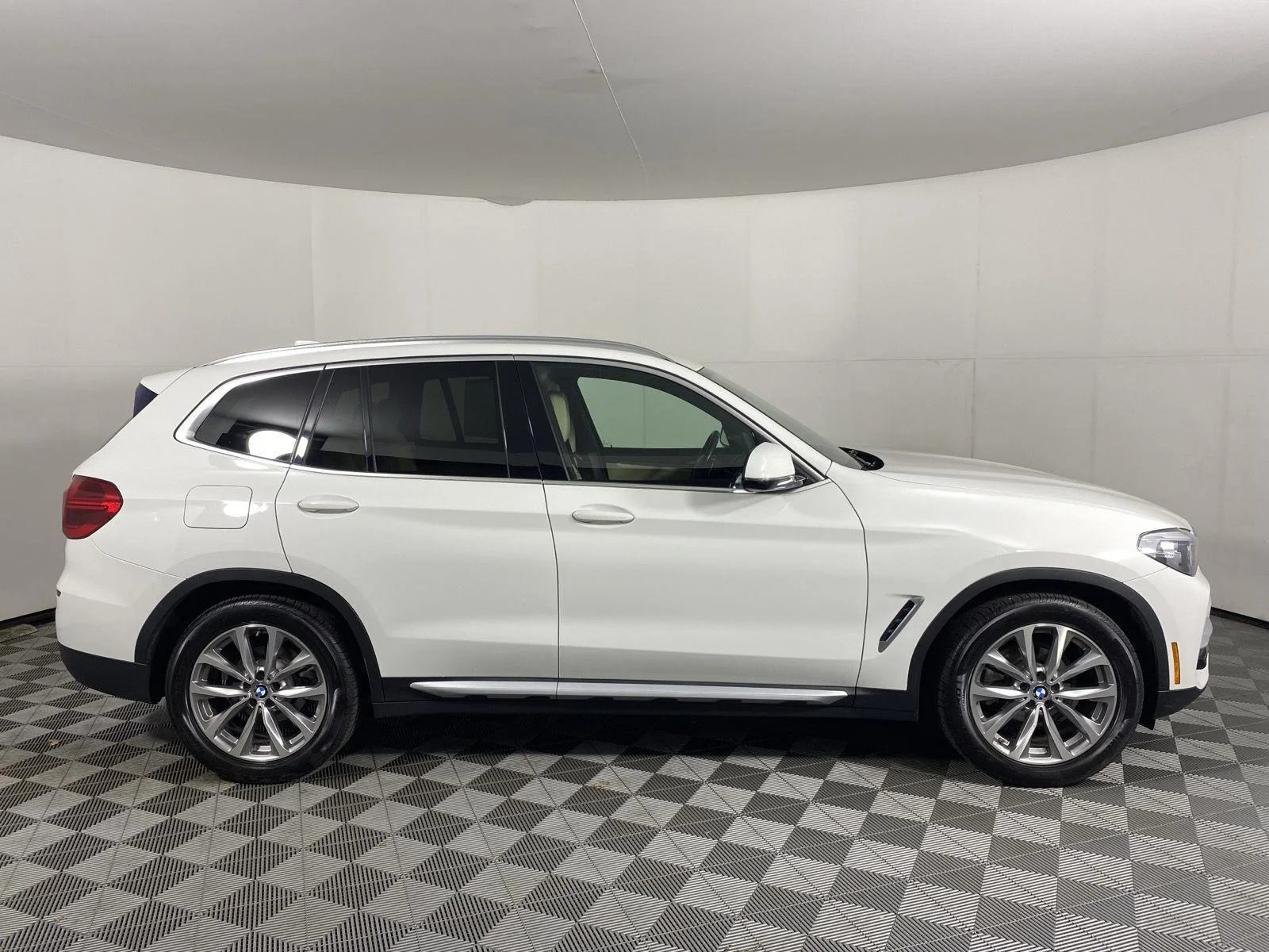 Used 2018 Alpine White BMW xDrive30i image 3