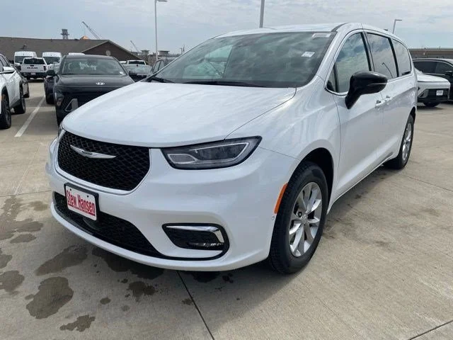 2026 Chrysler Pacifica Select AWD's photo