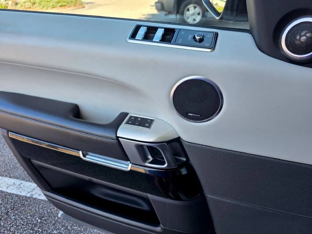 Used 2018 White Land Rover SVR image 15
