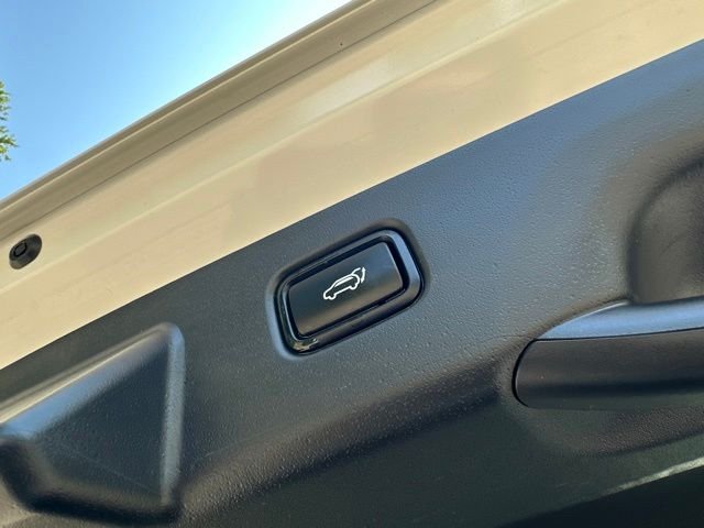 Used 2023 Snow White Pearl Kia Wave image 19