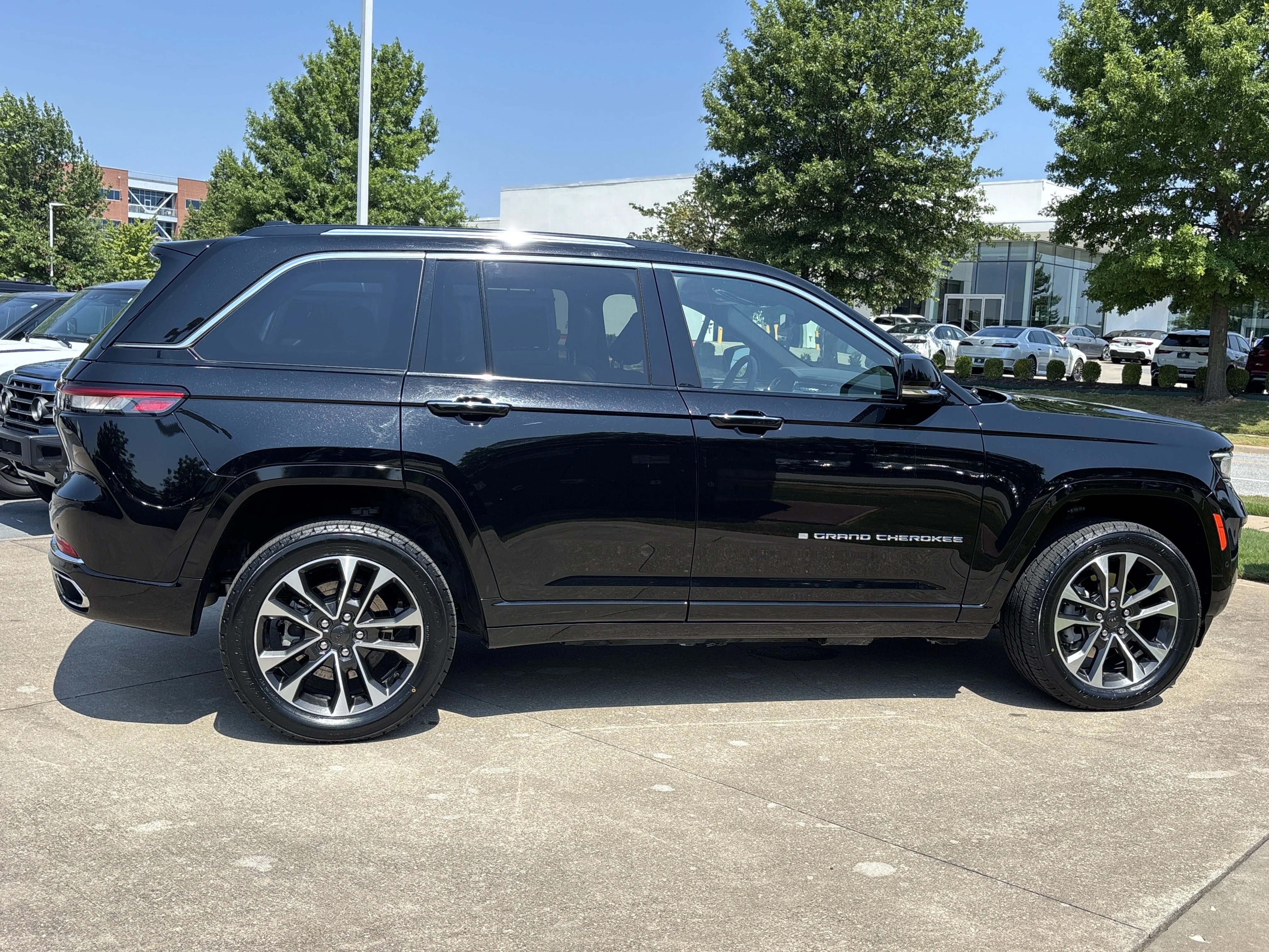 Used 2023 Diamond Black Crystal Pearlcoat Jeep Overland 4xe image 2