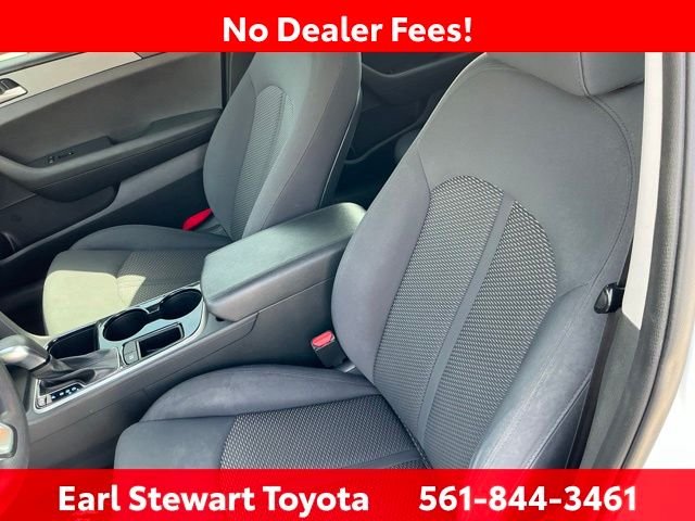 Used 2018 White Hyundai SE image 17