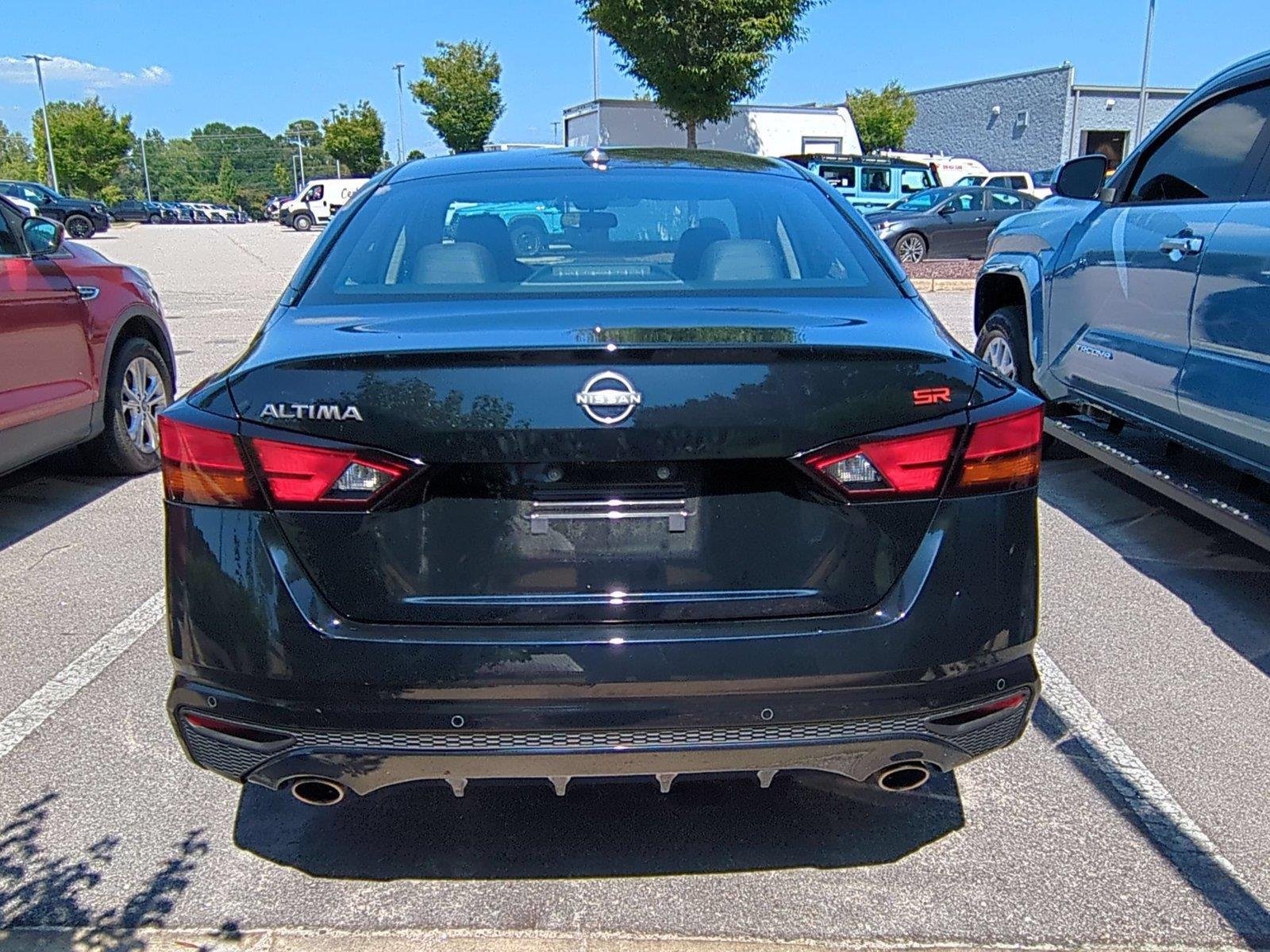 Used 2025 Super Black Nissan SR image 5