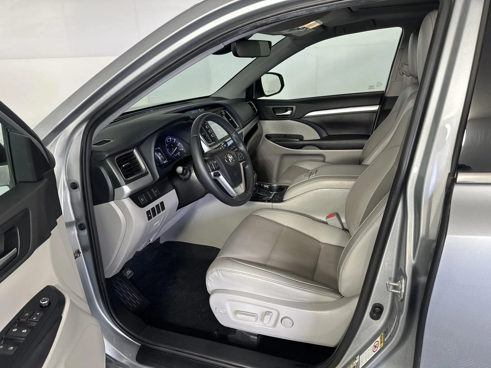 Used 2019 Celestial Silver Metallic Toyota XLE image 10