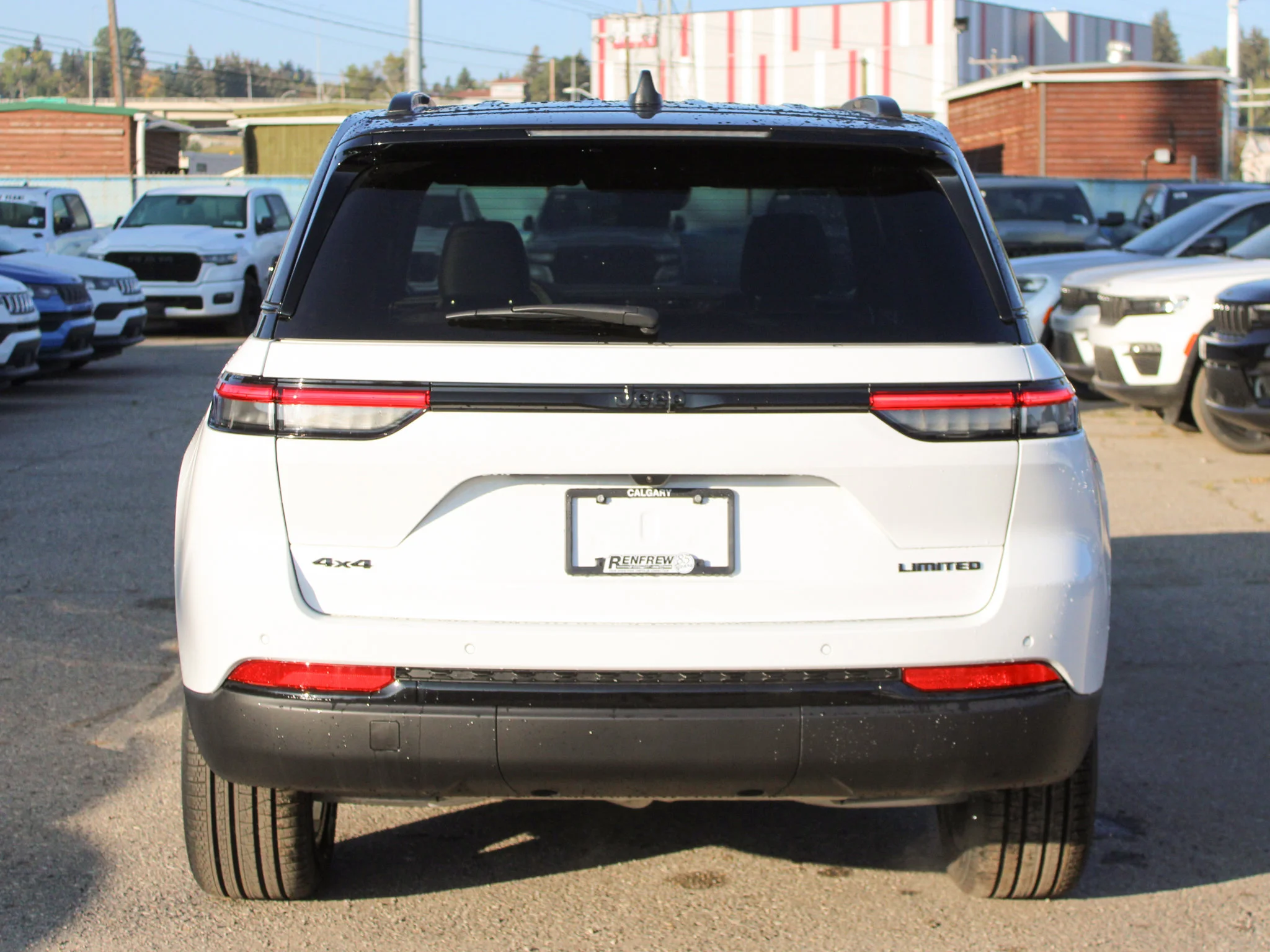 Used 2025 White Jeep Limited* 4x4, Panoramic Sunroof, Trailer Tow Package image 4