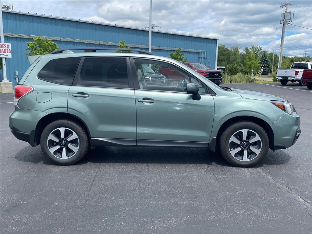 Used 2018 Jasmine Green Metallic Subaru Premium image 12