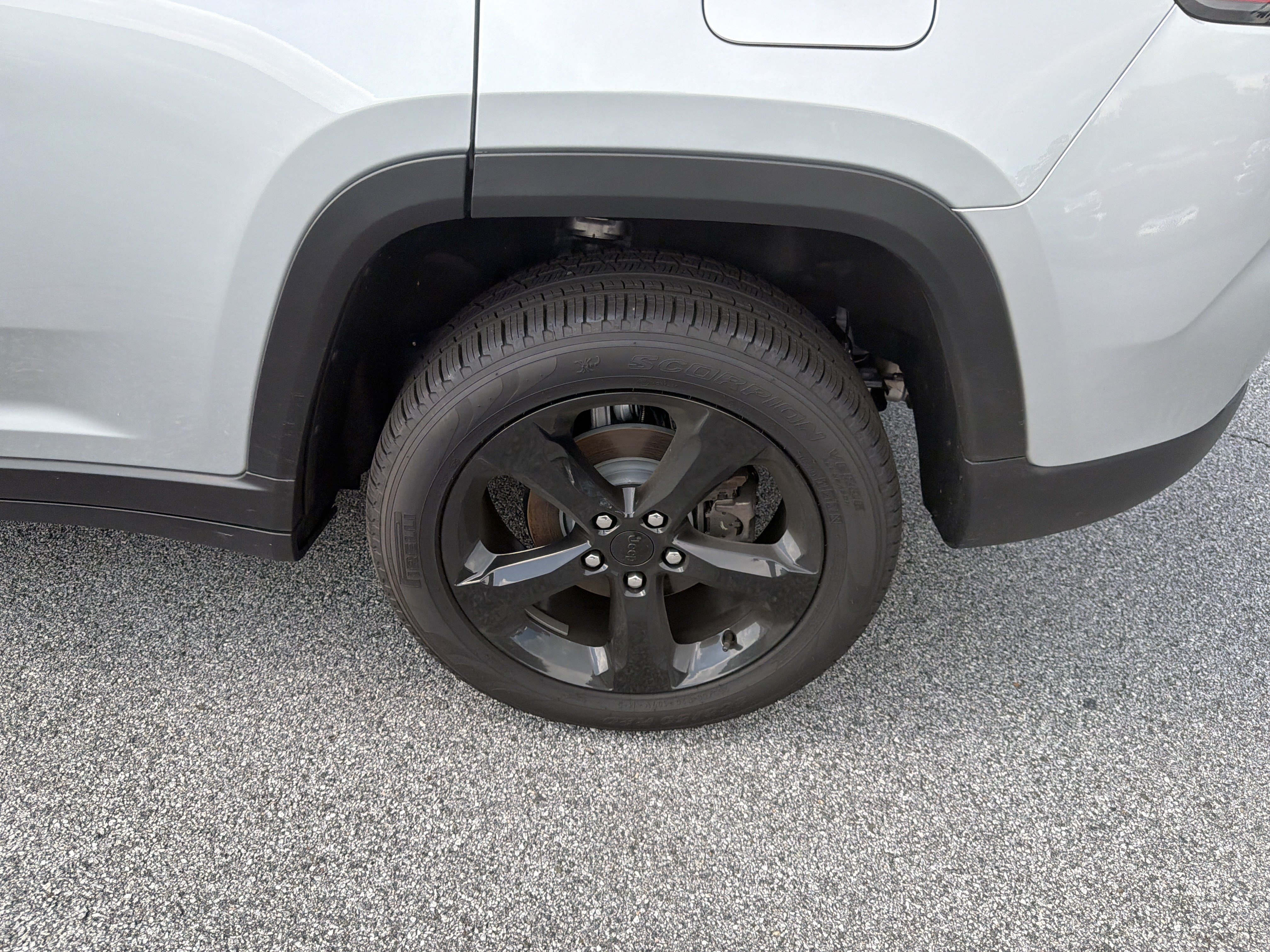 New 2025 Silver Zynith Exterior Paint Jeep Limited image 24