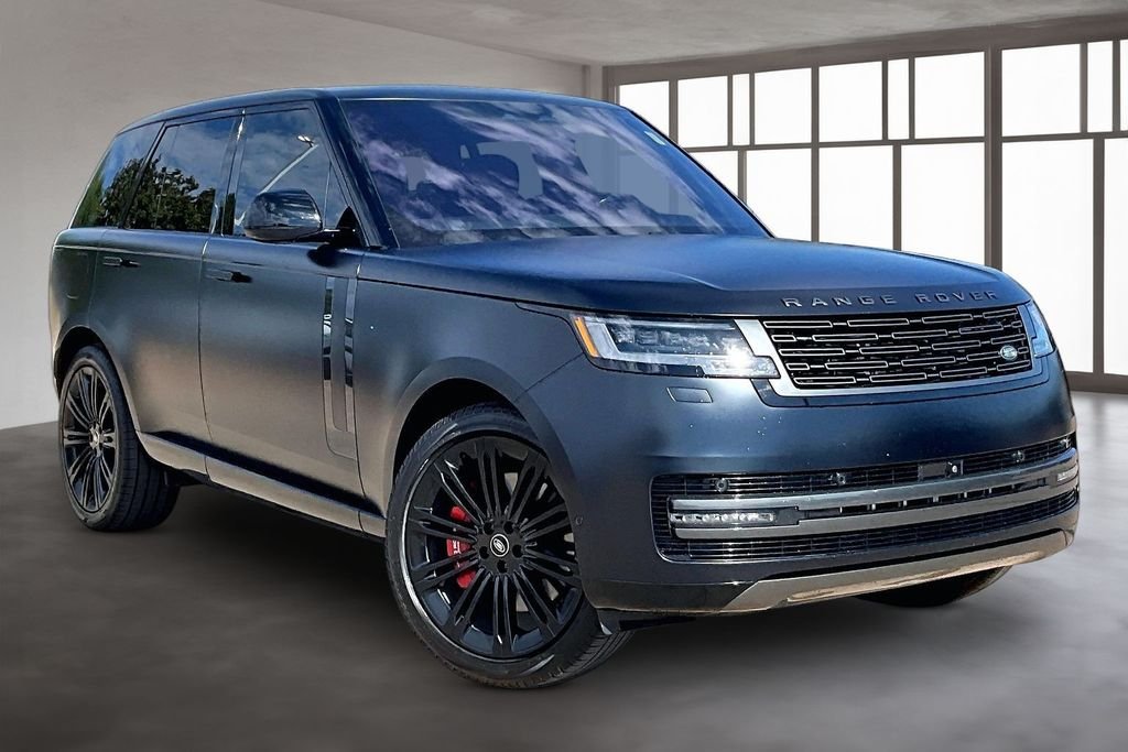 Used 2023  Land Rover SE image 11