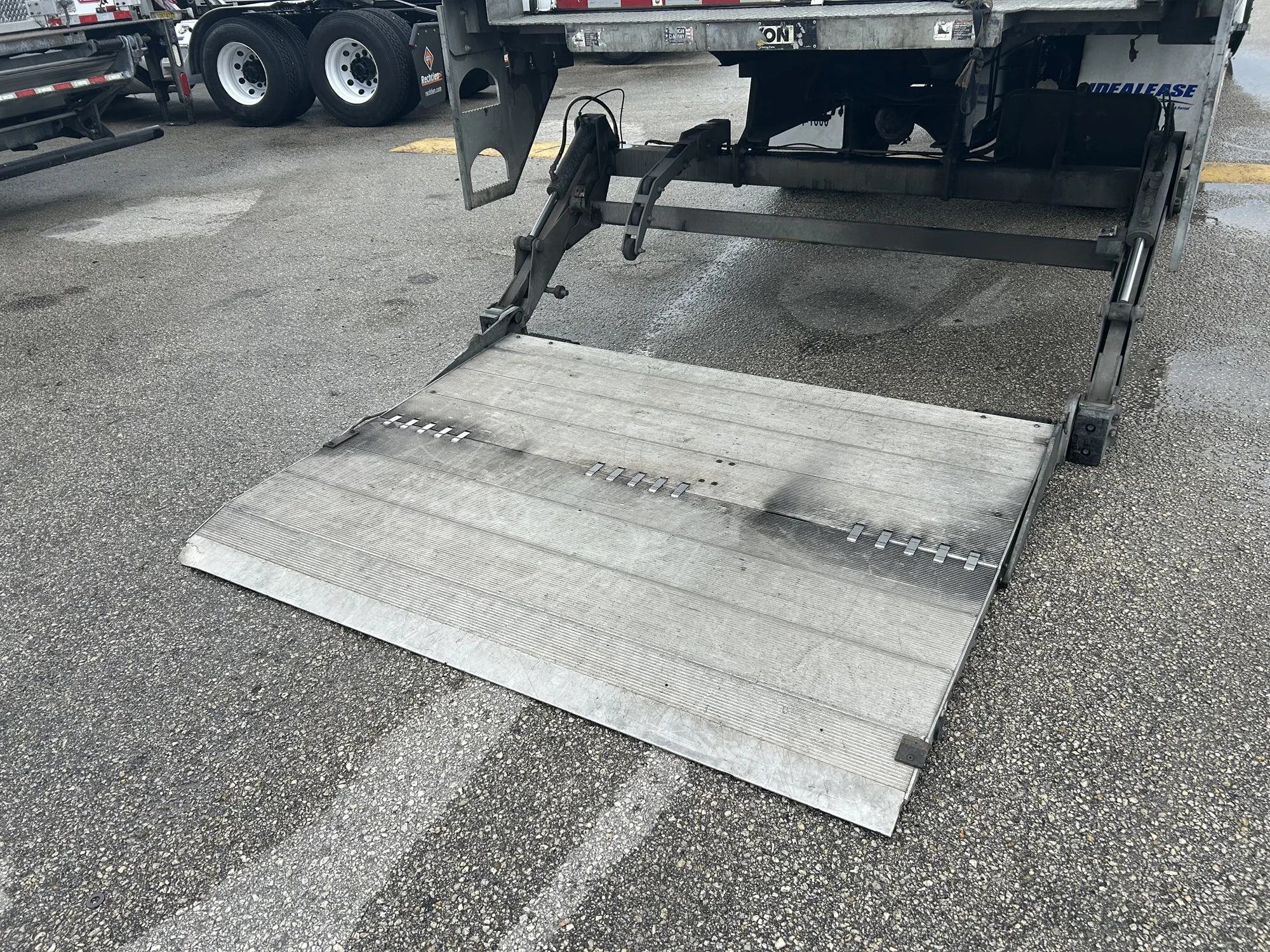 Used 2019  INTERNATIONAL Box Truck image 3