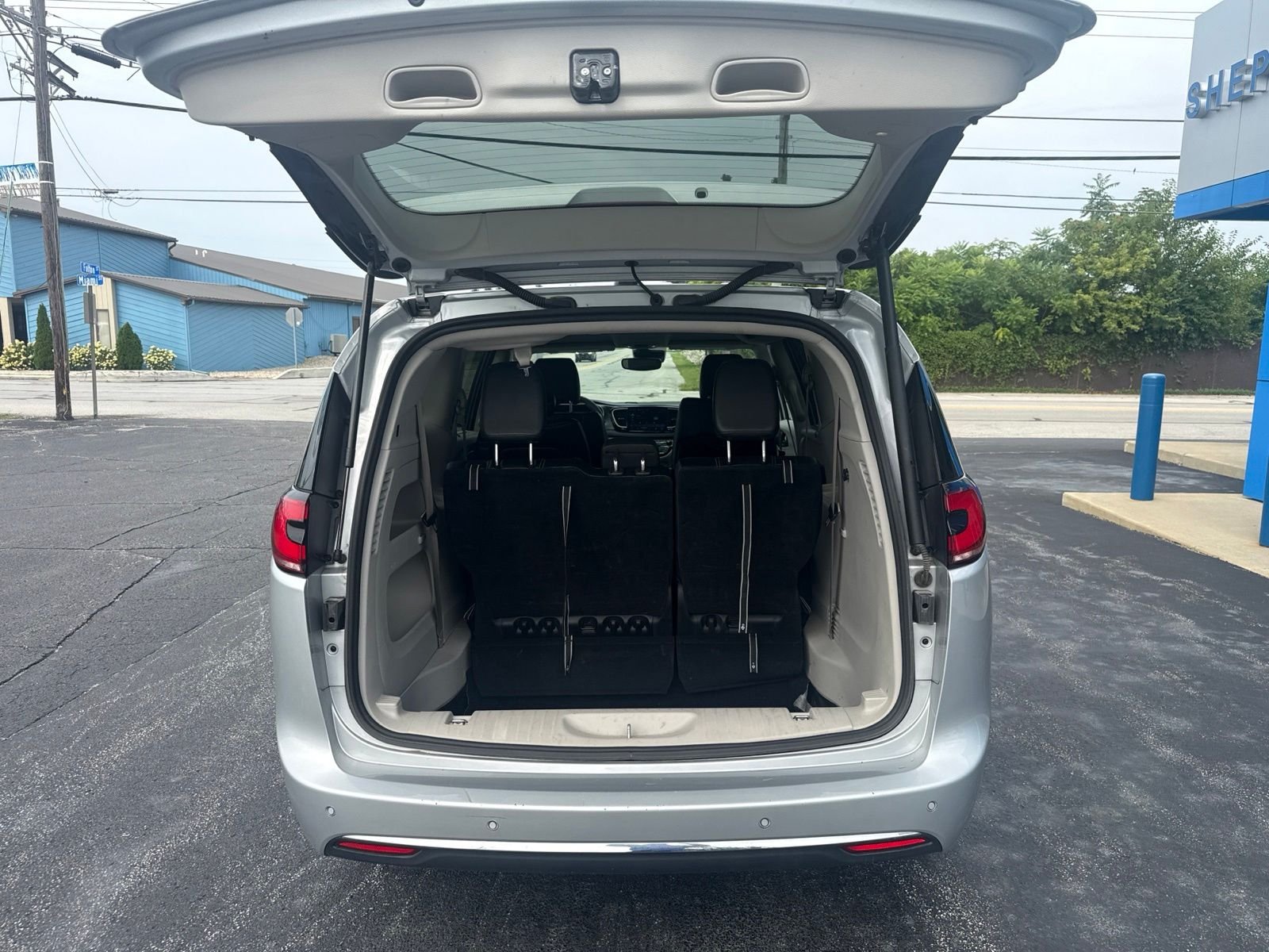 Used 2024 Silver Chrysler Touring L image 17