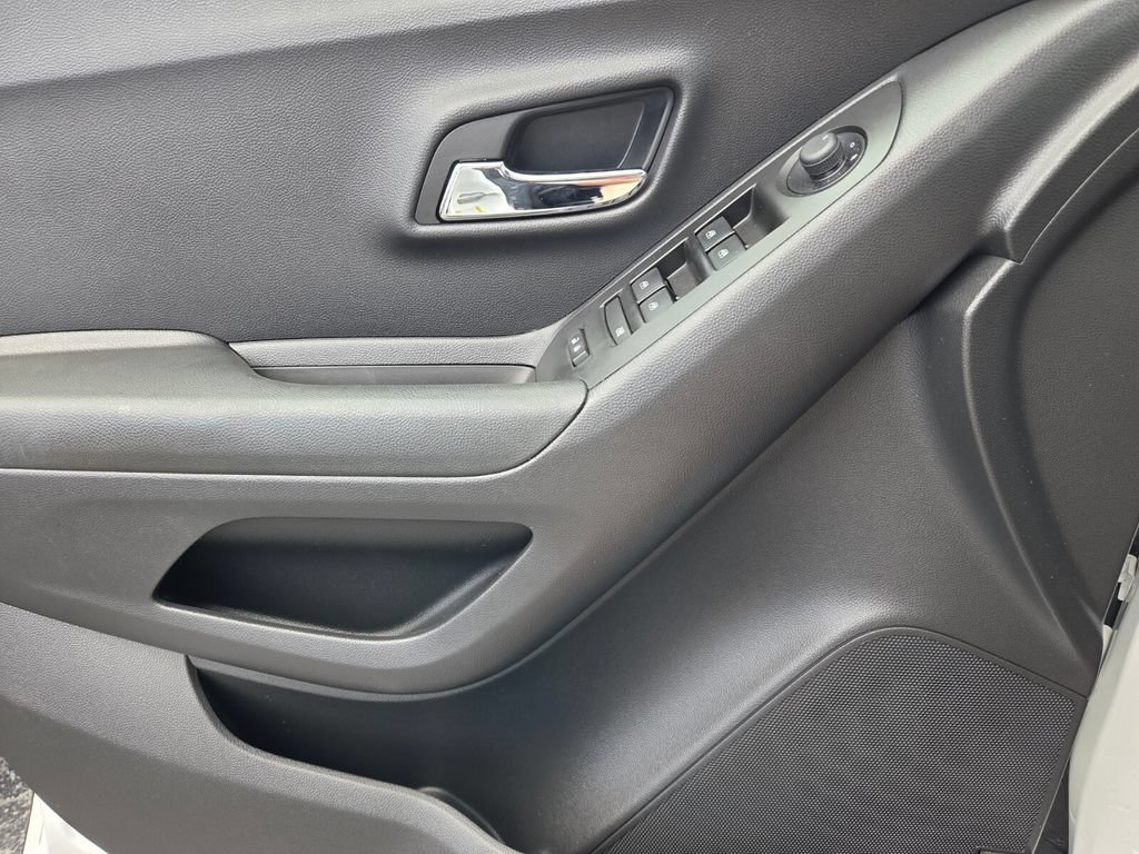 2022 Chevrolet Trax LS - Photo 19