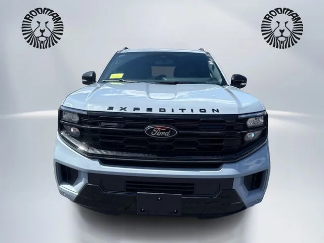 New 2026 Glacier Gray Metallic Tri-Coat Ford Platinum® image 2