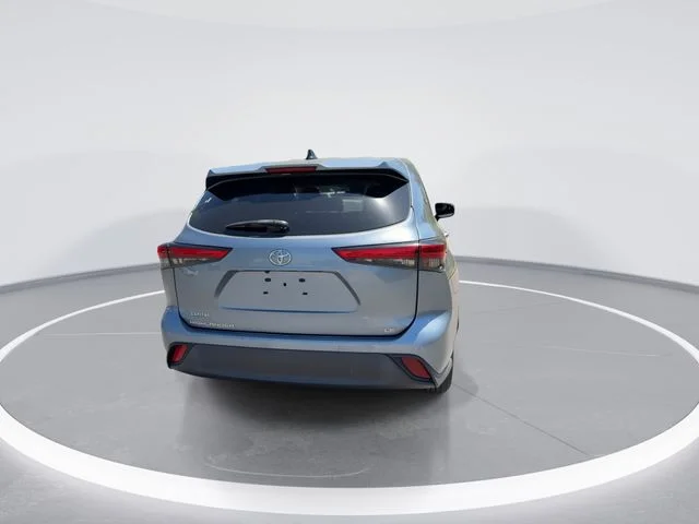 Used 2023  Toyota LE image 7