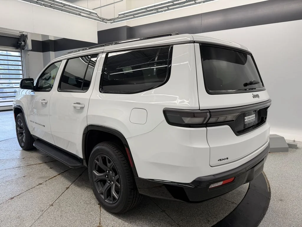 New 2026 Bright White Clear-Coat Exterior Paint Jeep Limited Altitude image 13