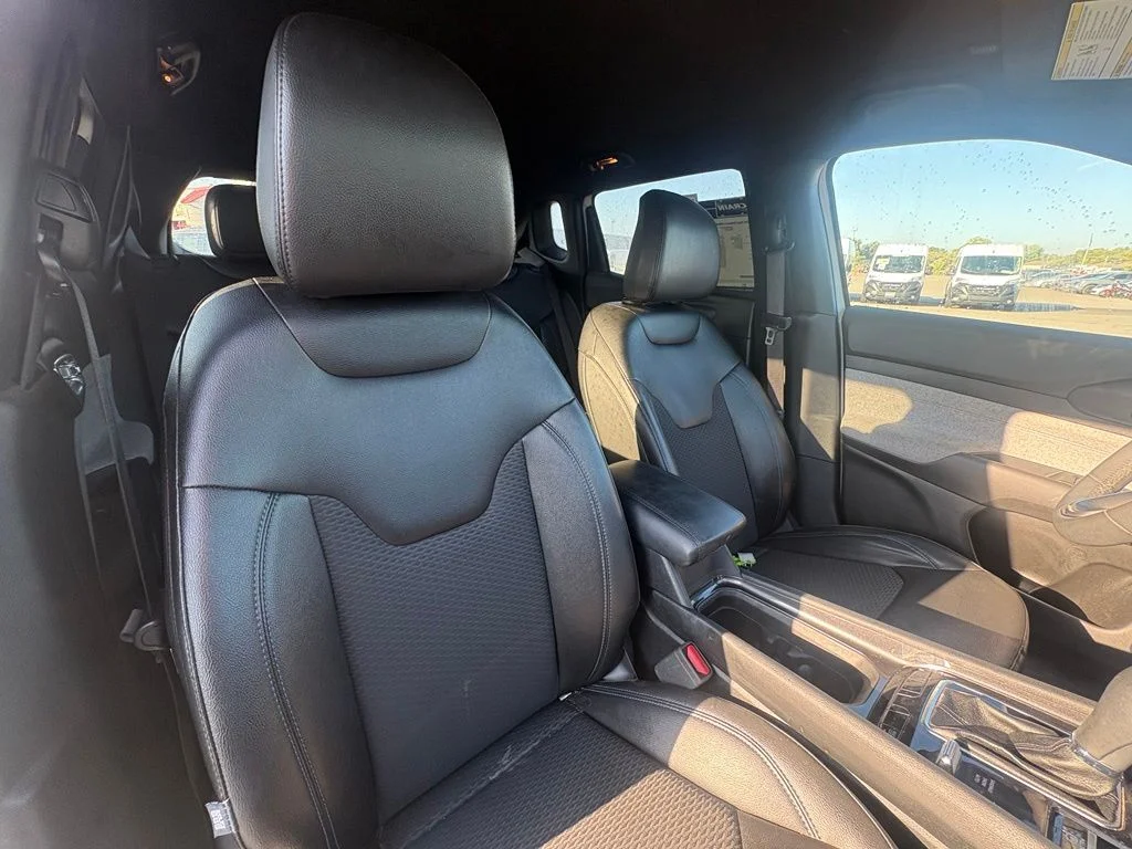 Used 2024 White Jeep Latitude image 29