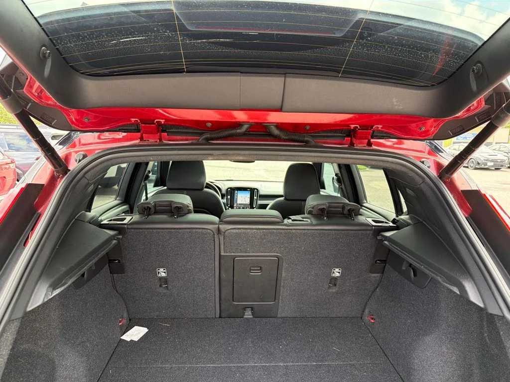 Used 2021 Red Volvo R-Design image 11