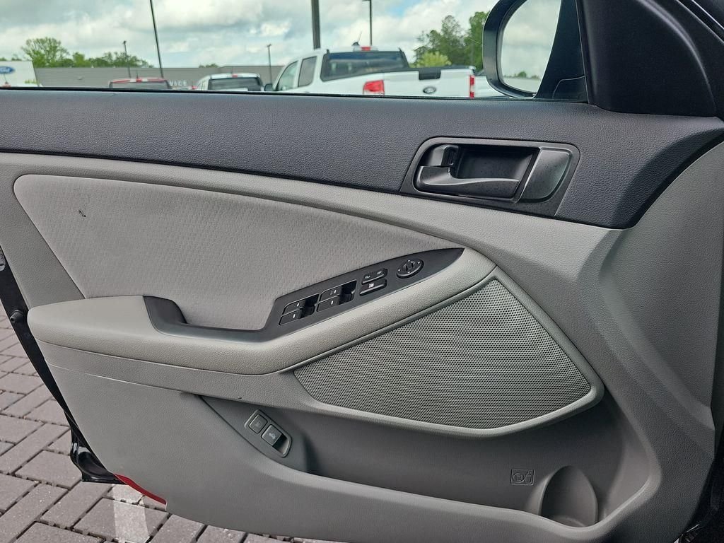 Used 2015 Black Kia LX image 24
