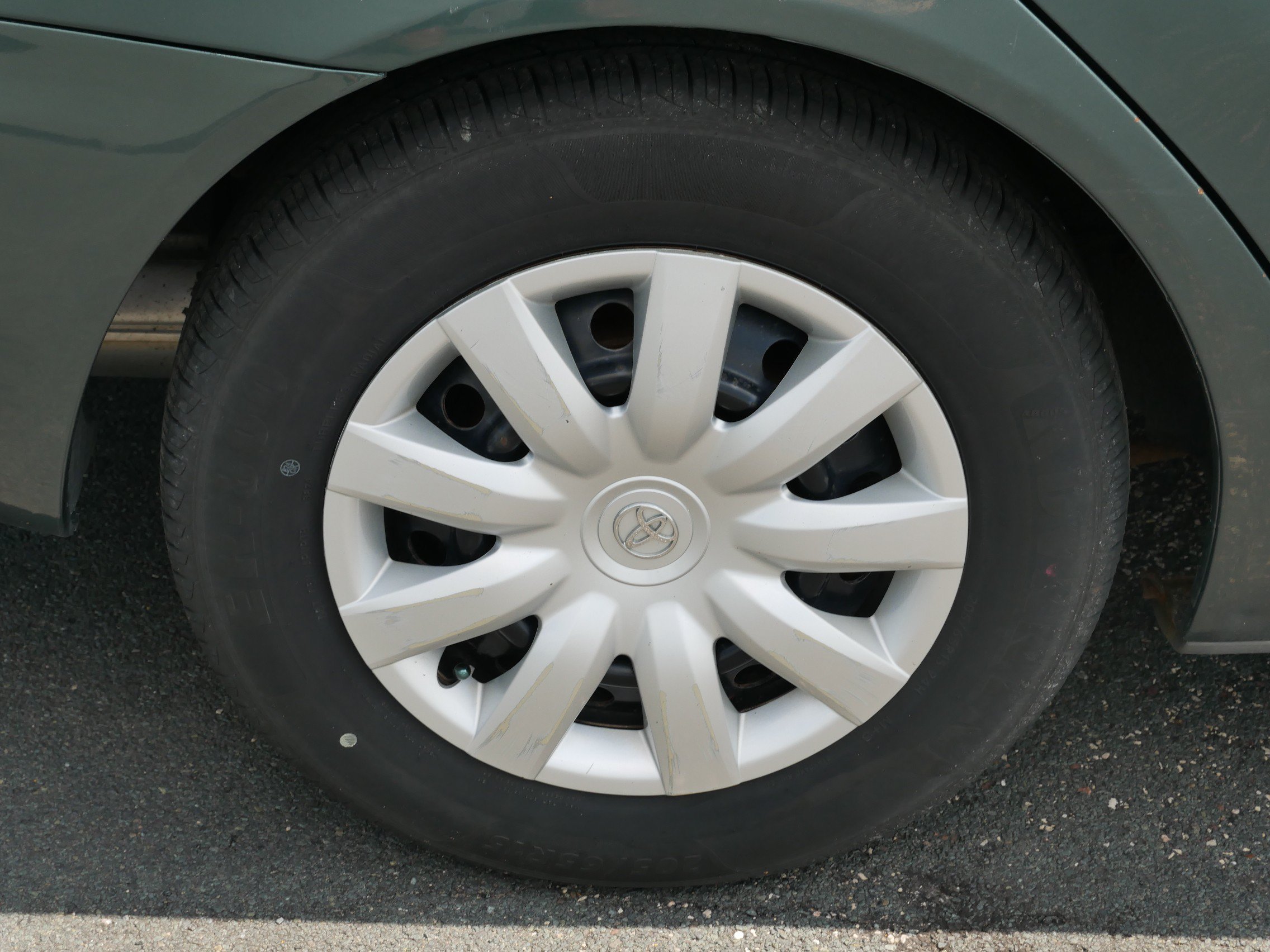 Used 2005 Gray Toyota LE image 9