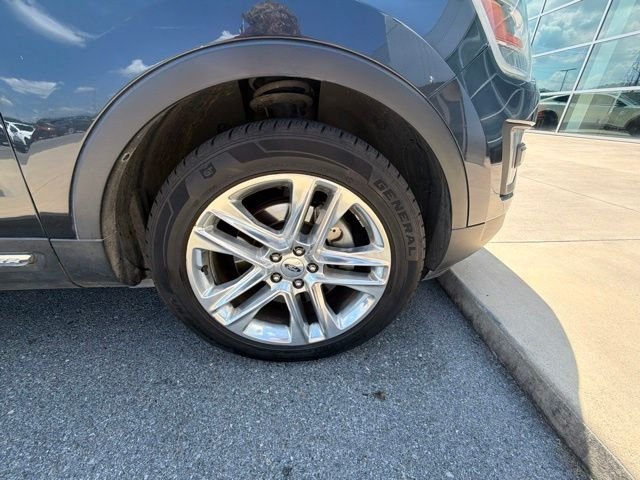 Used 2017  Ford Limited image 32