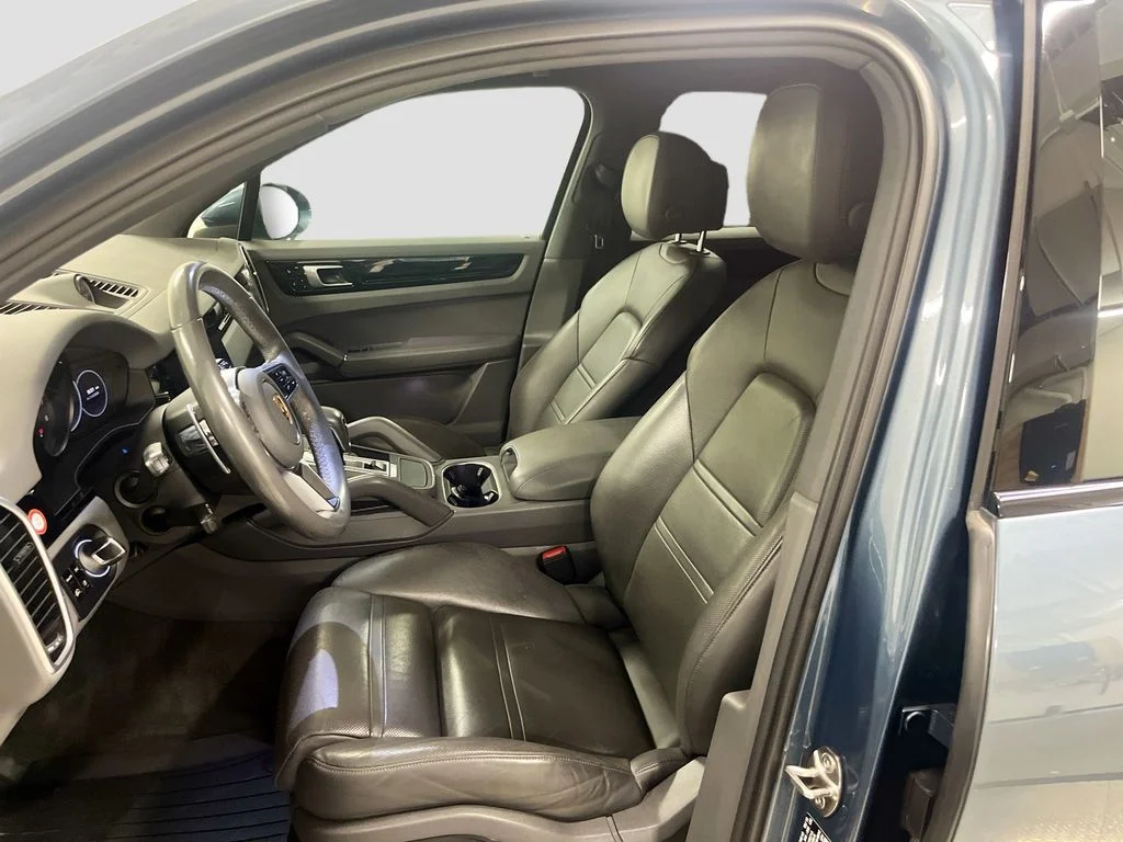 Used 2019 Biscay Blue Metallic Porsche  image 4