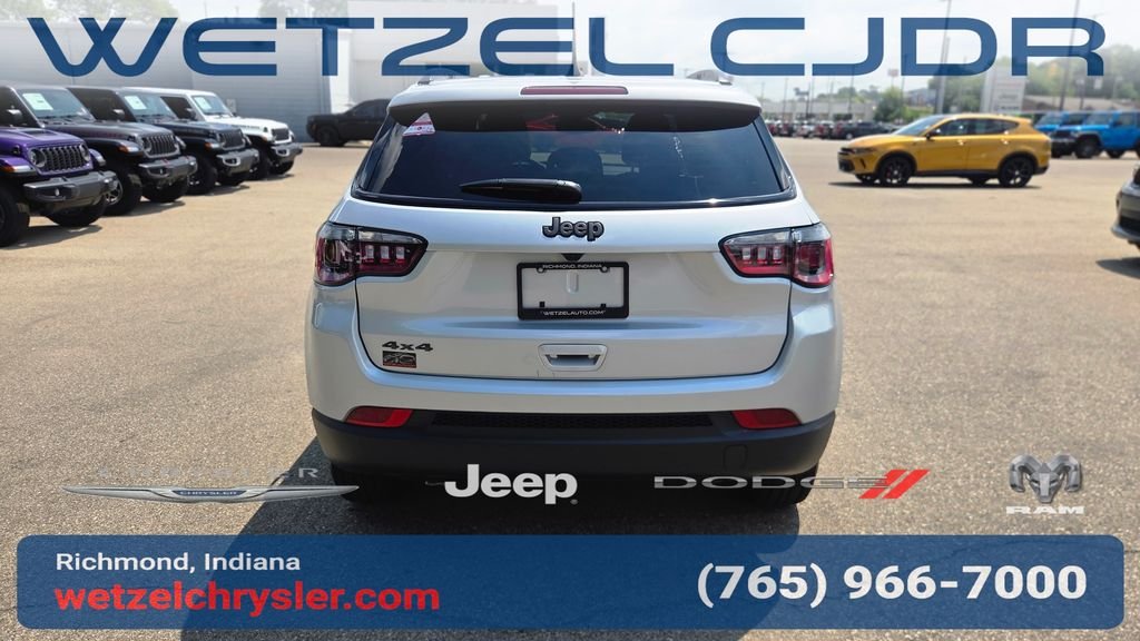 New 2026 Silver Zynith Metallic Clearcoat Jeep Latitude image 6