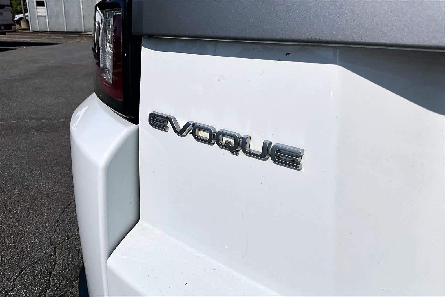 Used 2018 Fuji White Land Rover SE image 10