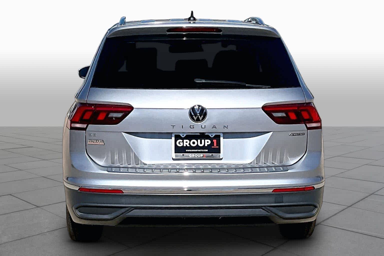 Used 2024 Pyrite Silver Metallic Volkswagen SE image 5
