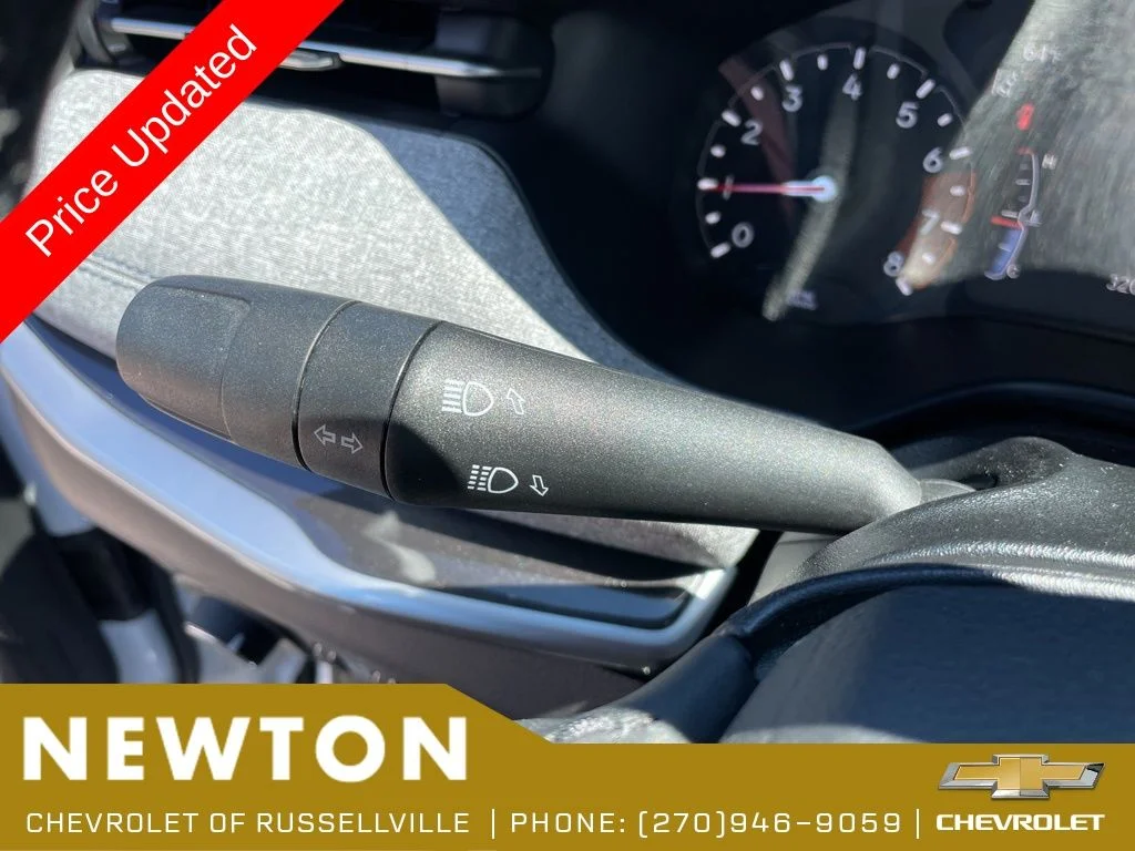 Used 2025 Bright White Clearcoat Jeep Latitude image 15