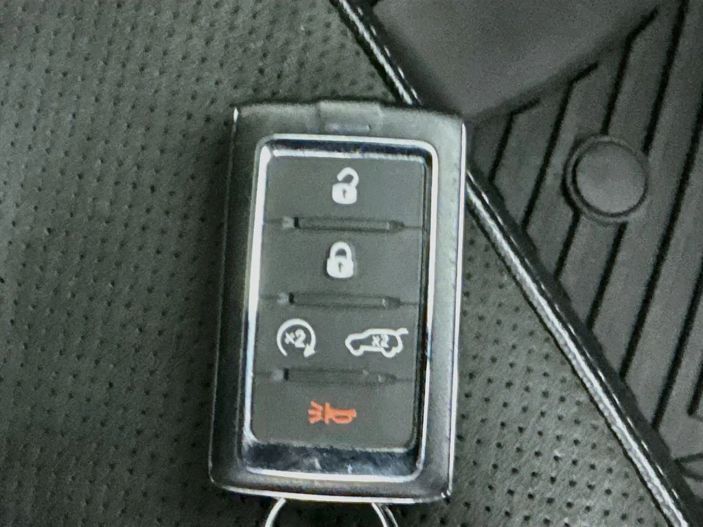 Used 2023 Velvet Red Pearlcoat Jeep Altitude image 38
