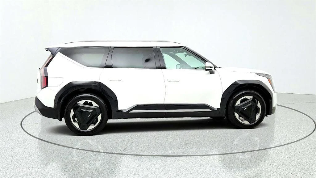 Used 2024 Snow White Pearl Kia Land AWD (Long Range) w/ Towing Package image 4