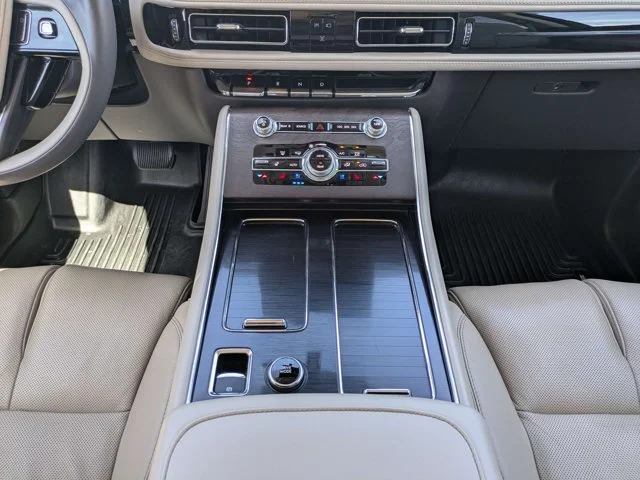 Used 2022 White Metallic Lincoln Reserve image 19