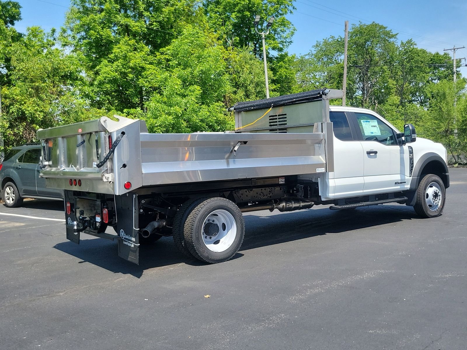 New 2026 Oxford White Ford F-550® XL image 33