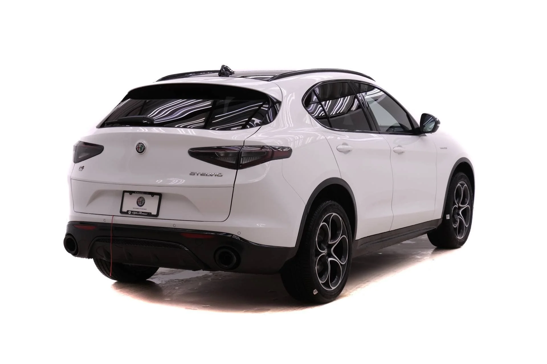 New 2026 Milano White Exterior Paint Alfa Romeo Base image 4