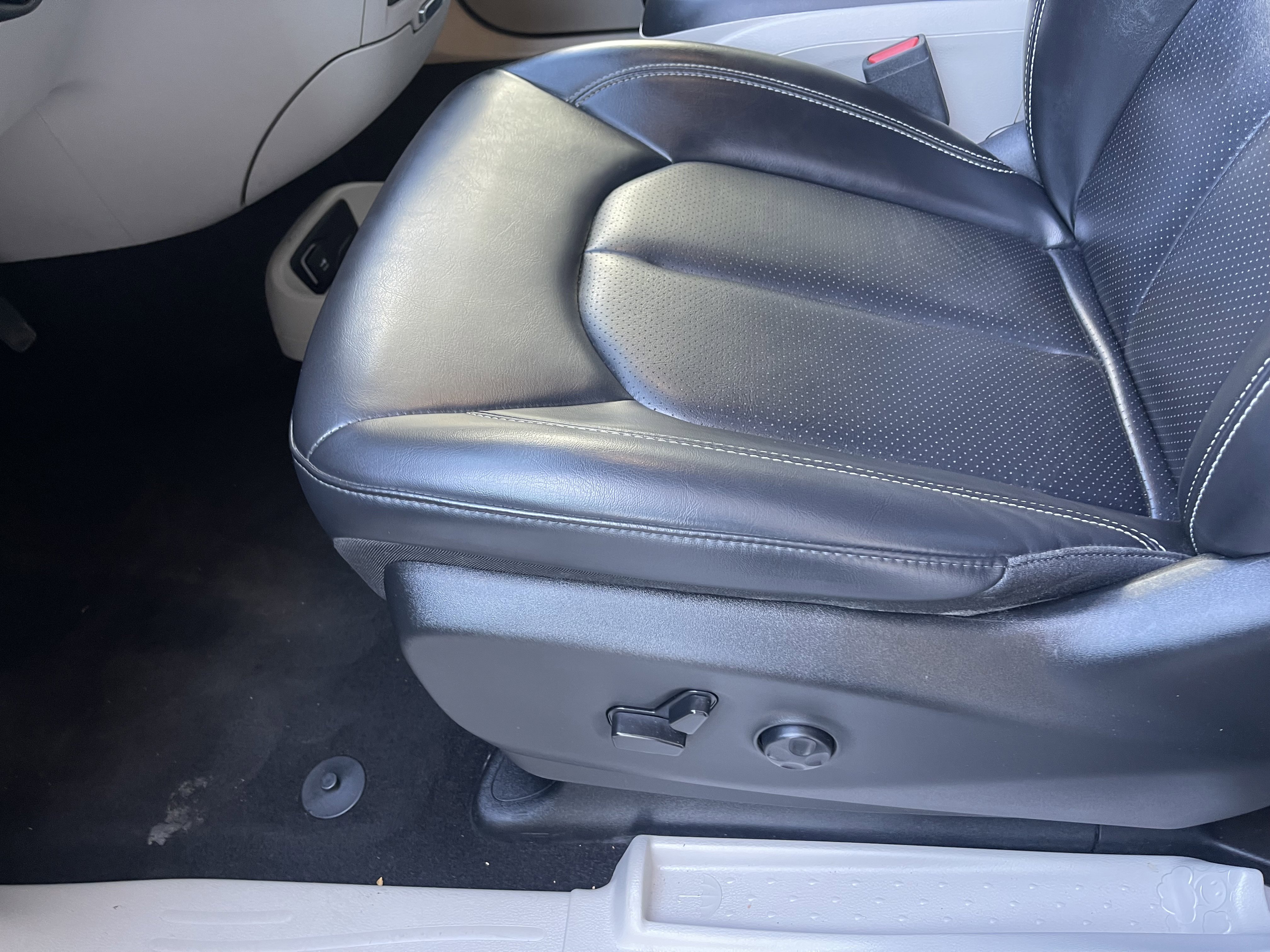 Used 2023 Silver Chrysler Touring L image 16