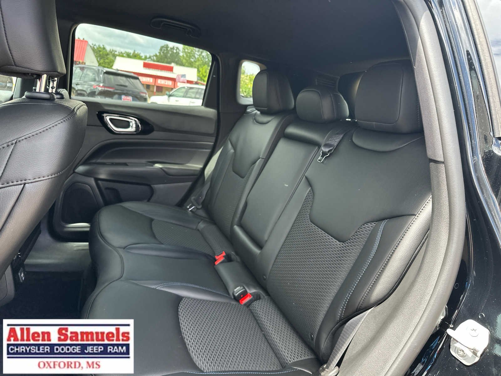 New 2026 Diamond Black Crystal Pearl-Coat Exterior Paint Jeep Latitude image 13