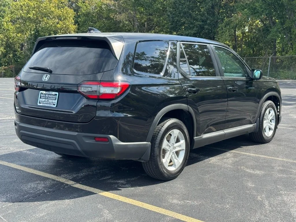 Used 2023 Black Honda LX image 4