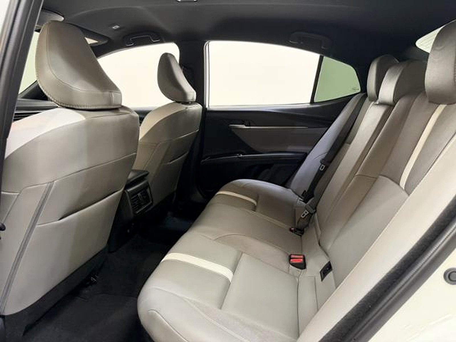 Used 2025 White Toyota  image 21