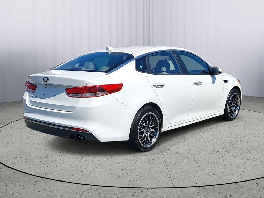 Used 2018 White Kia LX image 3