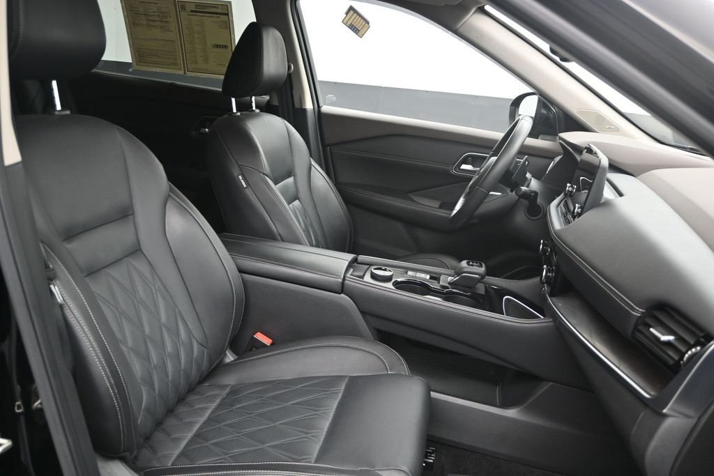Used 2021 Black Nissan Platinum image 15