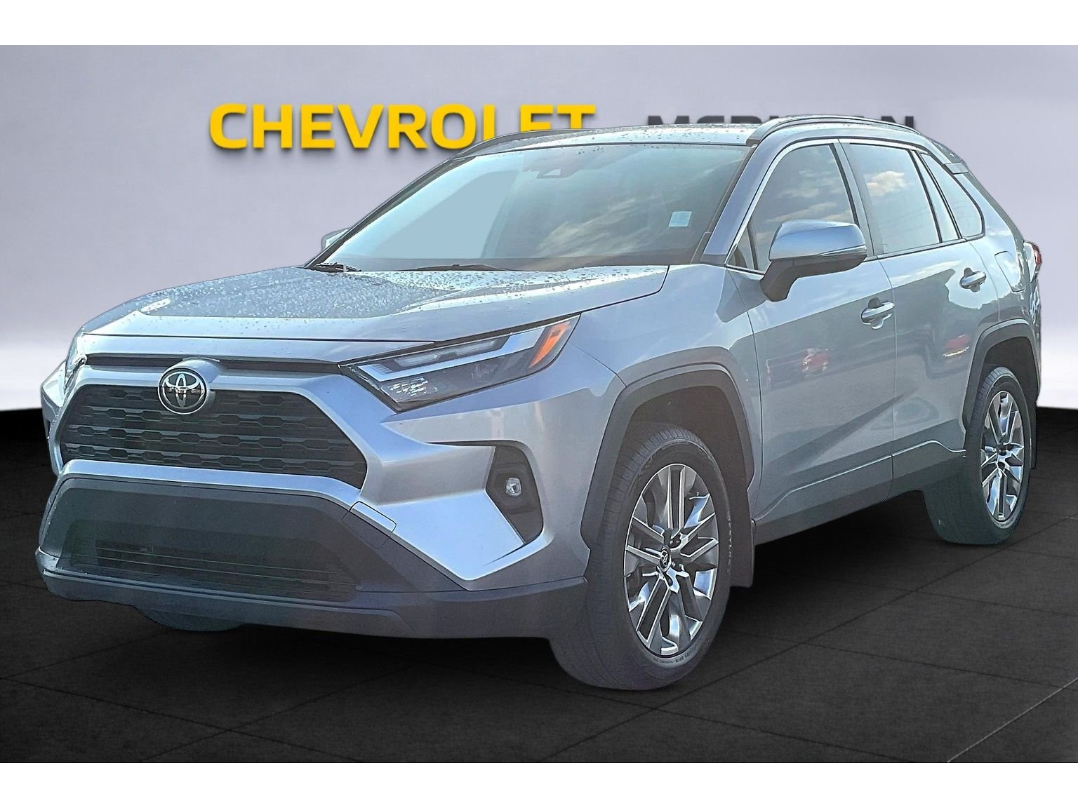 Used 2023  Toyota XLE Premium image 9