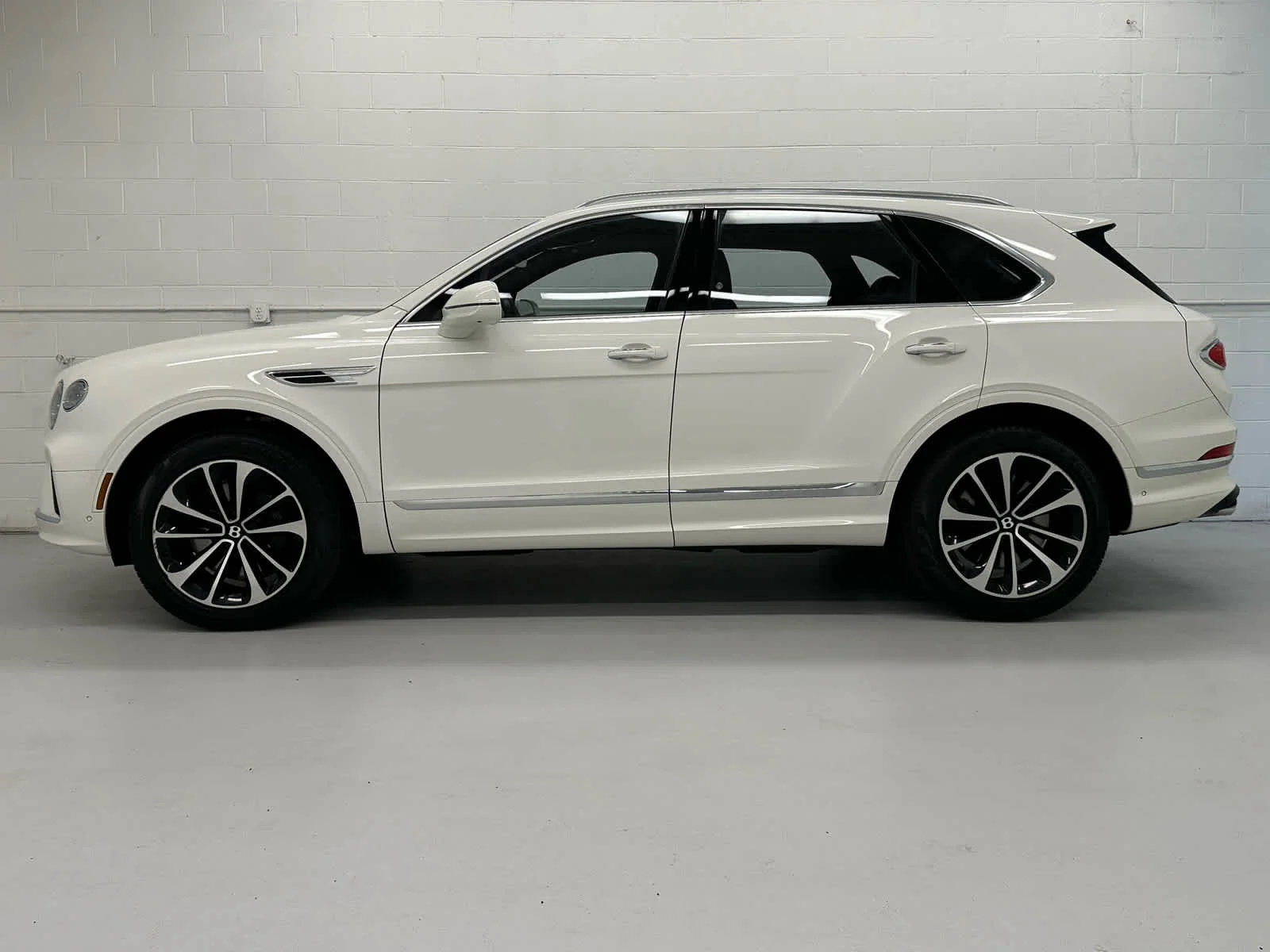 Used 2023 Glacier White Bentley V8 image 3