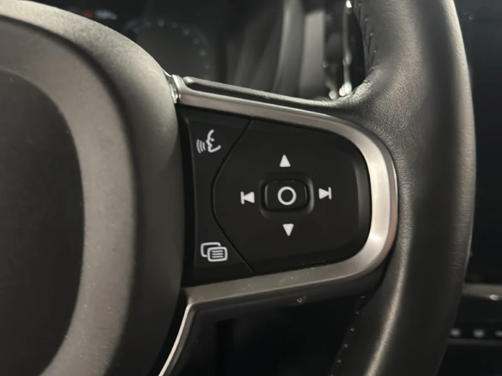 Used 2019 Black Volvo T6 Momentum image 22