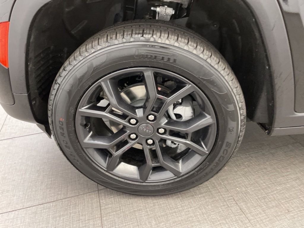 New 2025 Diamond Black Crystal Pearl-Coat Exterior Paint Jeep Limited image 8