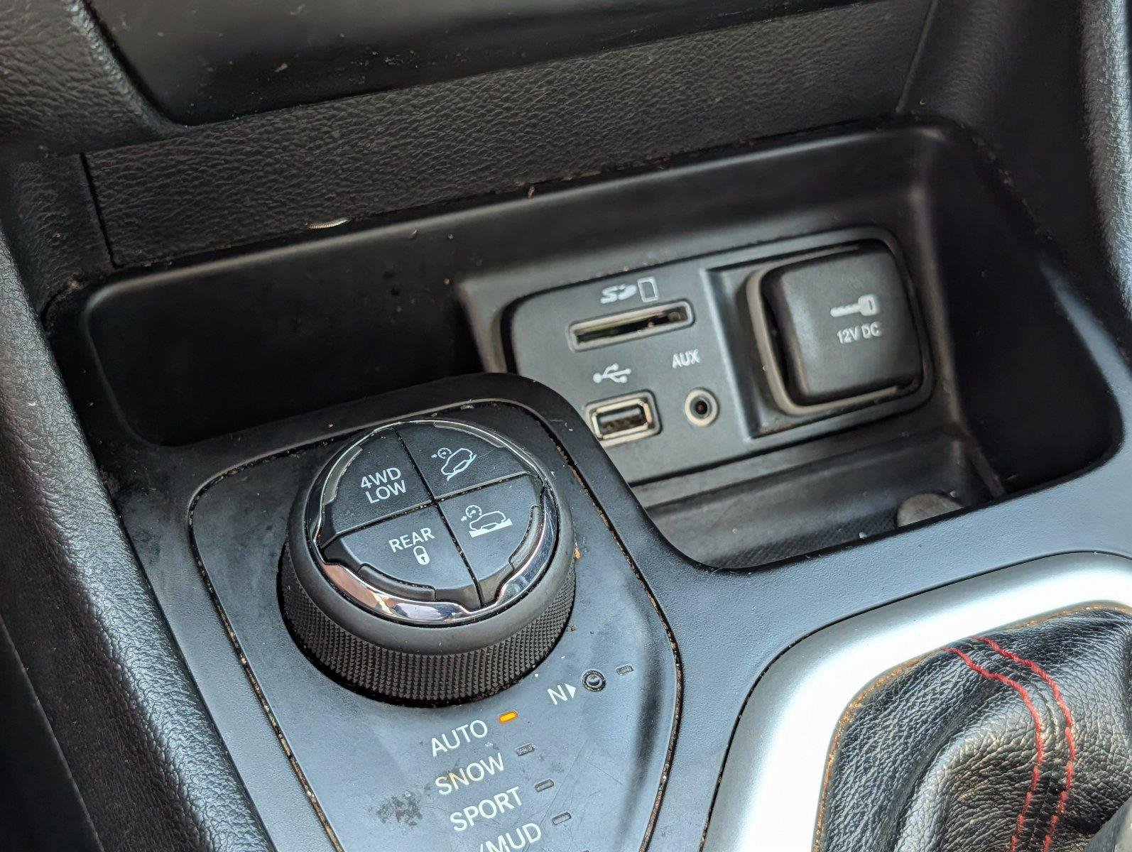 Used 2015 Bright White Clearcoat Jeep Trailhawk image 19