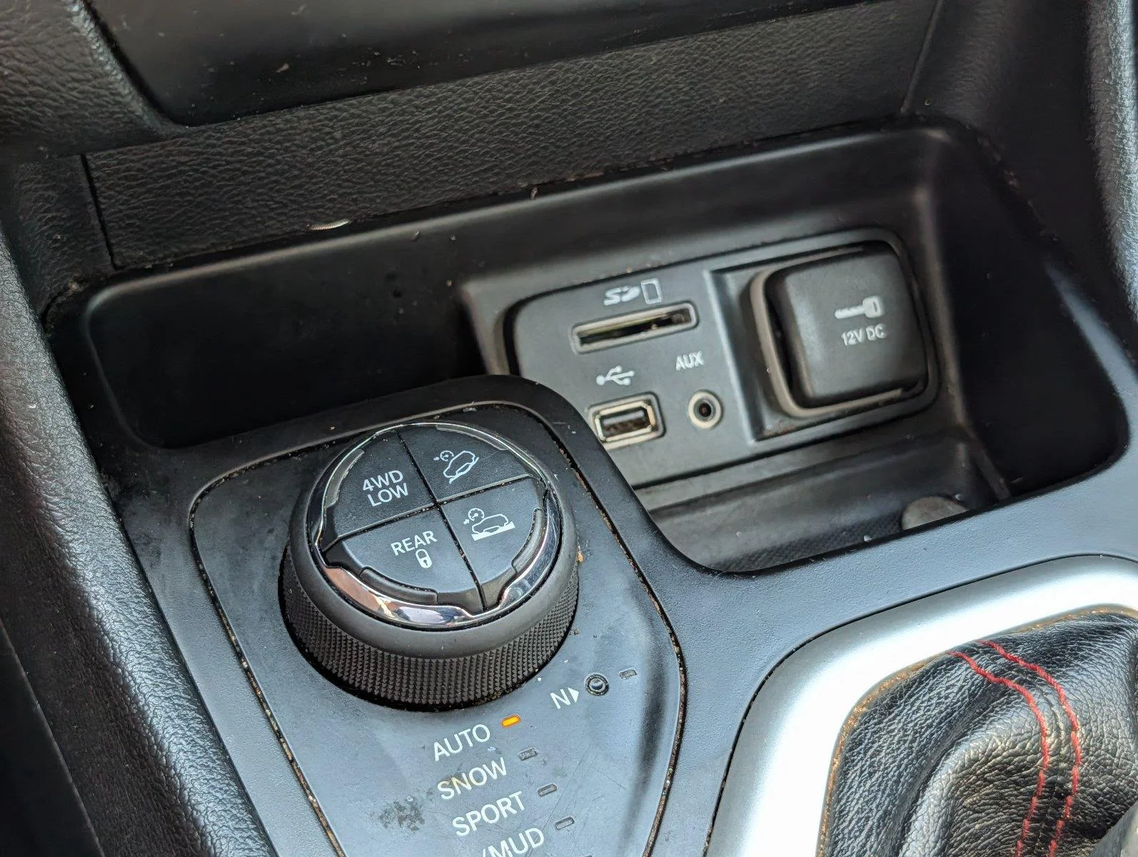 Used 2015 Bright White Clearcoat Jeep Trailhawk image 19