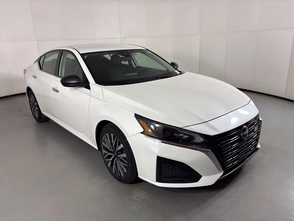 Used 2024 White Nissan 2.5 SV image 2
