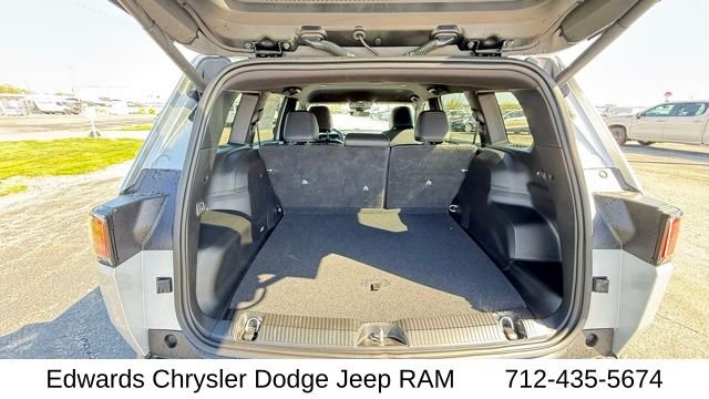 New 2026 Silver Zynith Clear-Coat Exterior Paint Jeep Limited image 35
