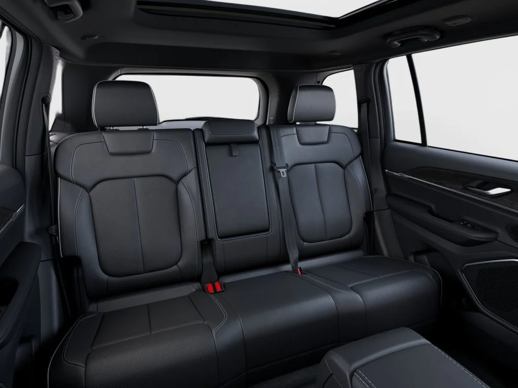 New 2026 Silver Zynith Exterior Paint Jeep Limited Reserve image 17