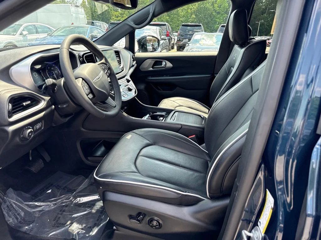 Used 2025 Blue Chrysler Limited image 3